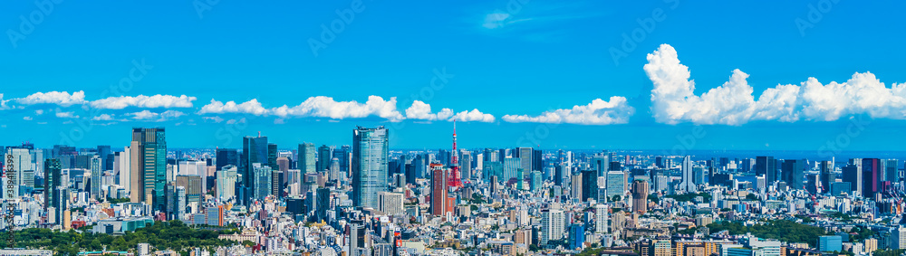 日本 東京の高層ビルと青空 2020年8月撮影