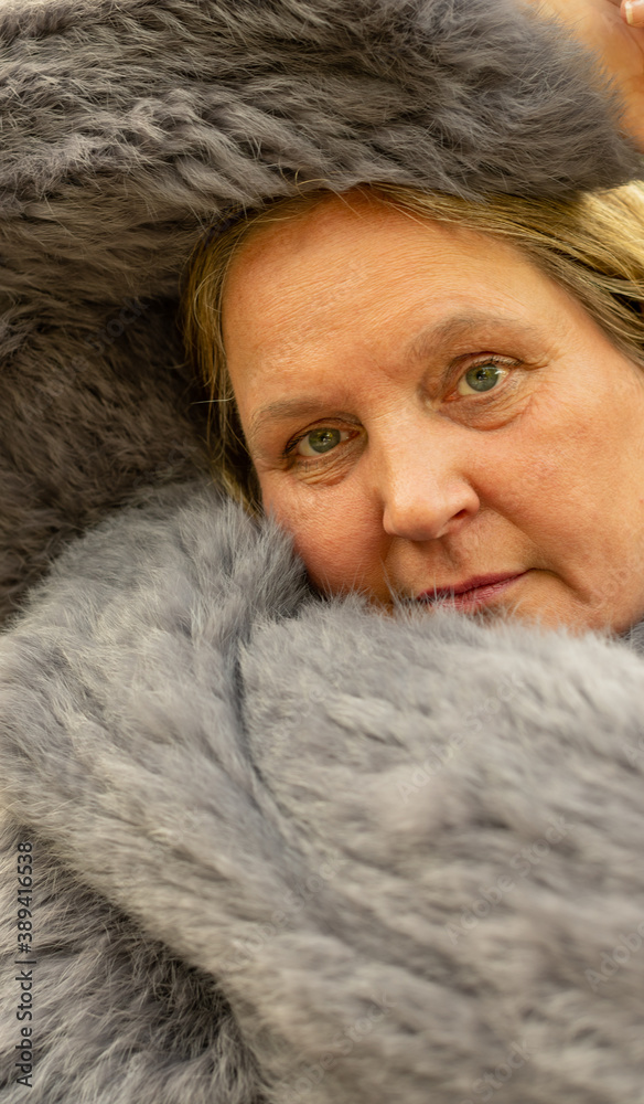 Frau in einer Kaninchenfell Jacke beim Fotoshooting in einem Stadtpark Frau in einer Kaninchenfell Jacke beim Fotoshooting in einem Stadtpark