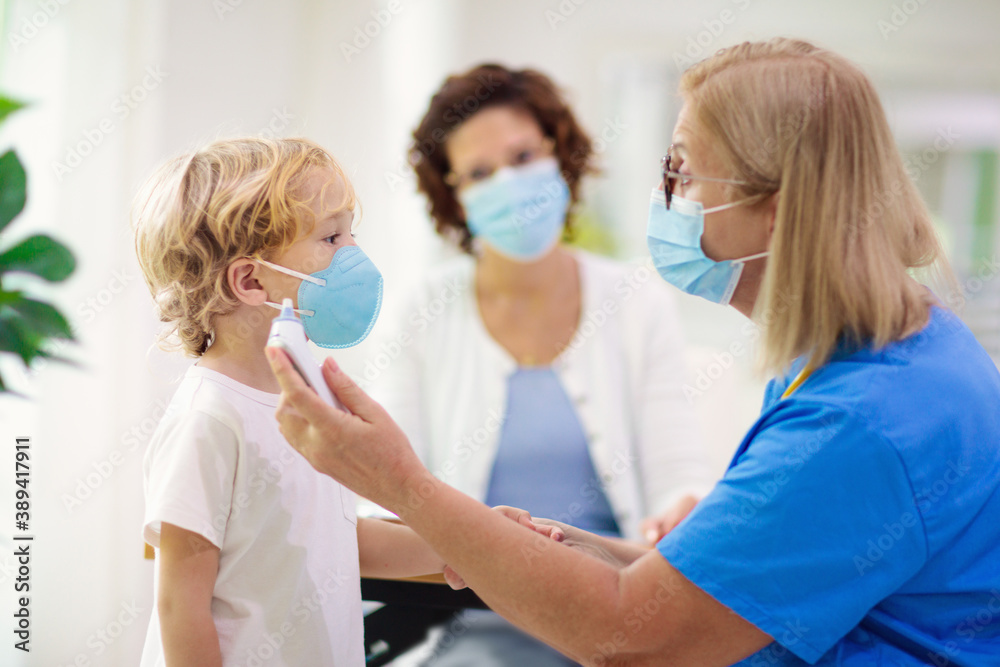 Obraz premium Doctor examining sick child in face mask