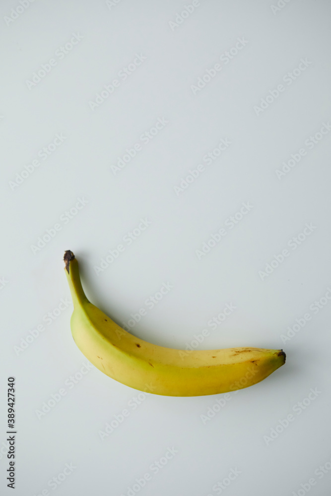 France, Paris, Banane sur fond blanc France, Paris, Banane sur fond blanc