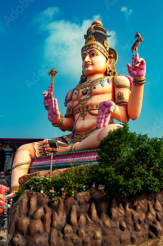 Fotografie Giant Shiva statue in Koneswaram temple of Trincomalee