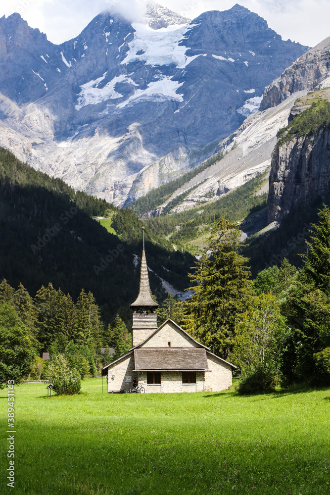 Eglise près du Lac d'Oeschinen, Suisse