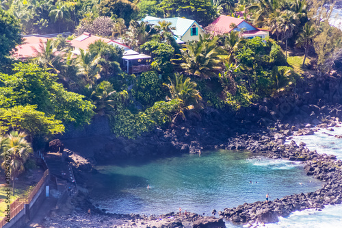 Bassin de baignade, piscine naturelle de Manapany, île de la Réunion  photo