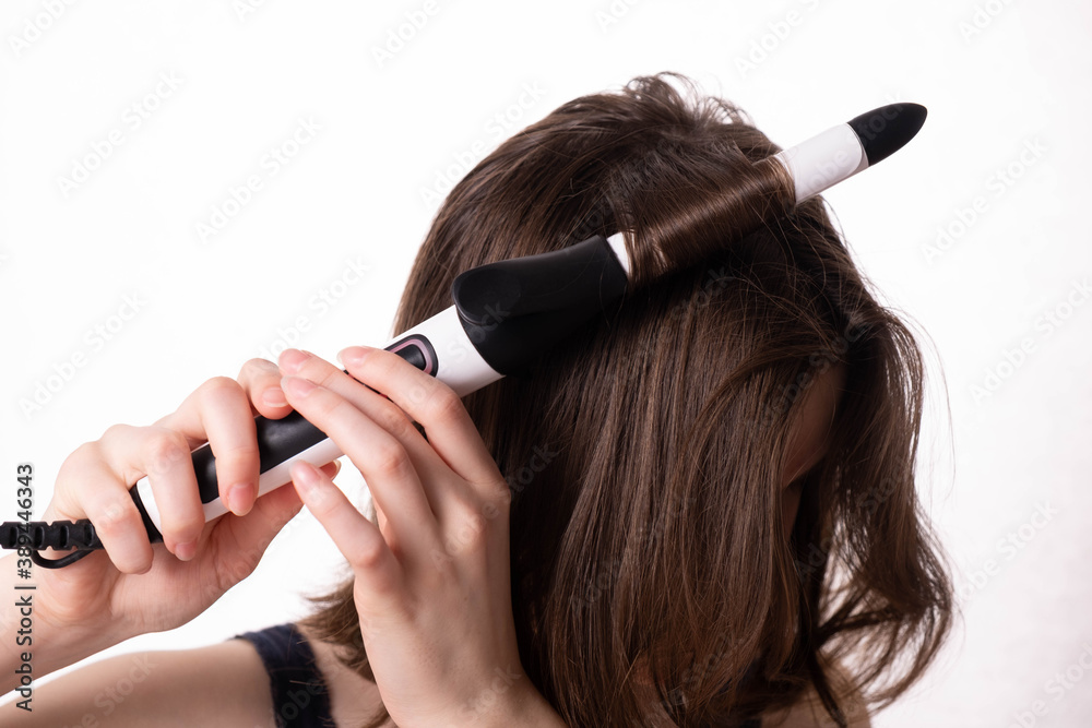 Fototapeta premium the girl wants to make herself curls