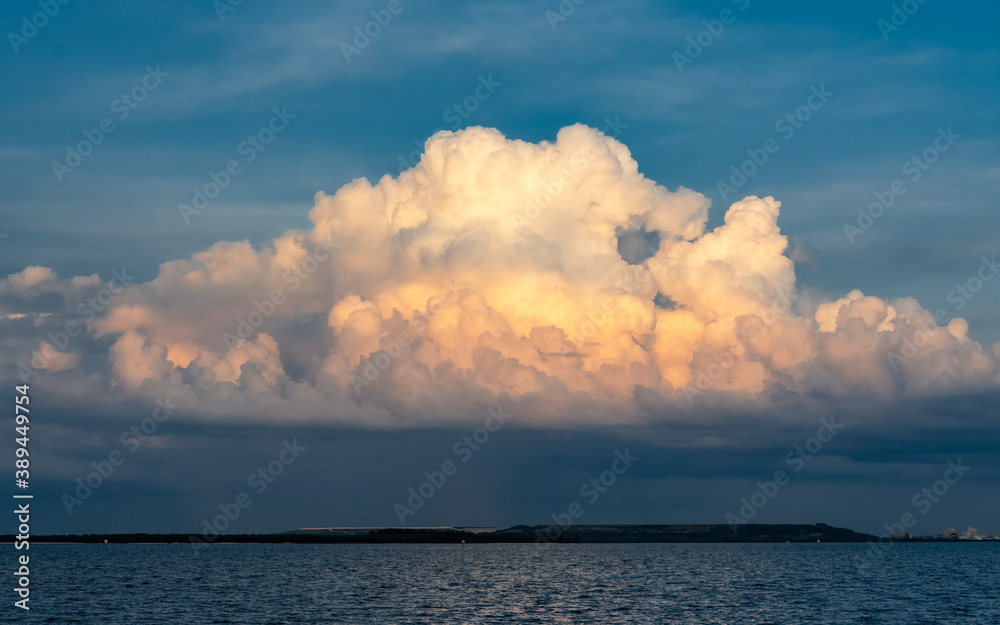 Obraz premium Big cloud over the sea