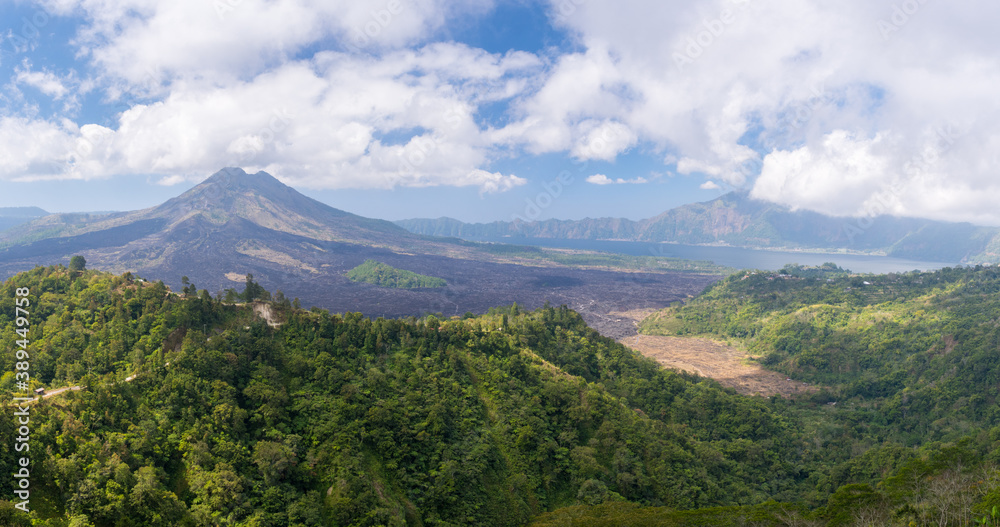 Aktiver Vulkan Mount Batur auf der indonesischen Insel Bali mit dem Kratersee Batur.
