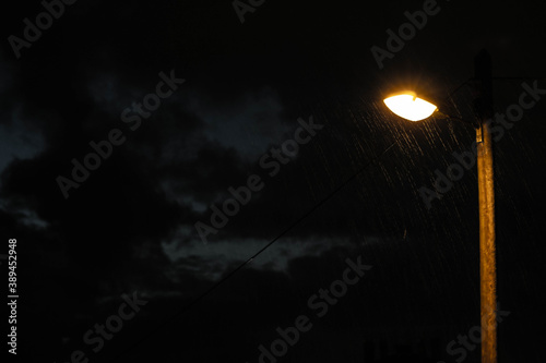 Farola encendida en día nocturno lluvioso.