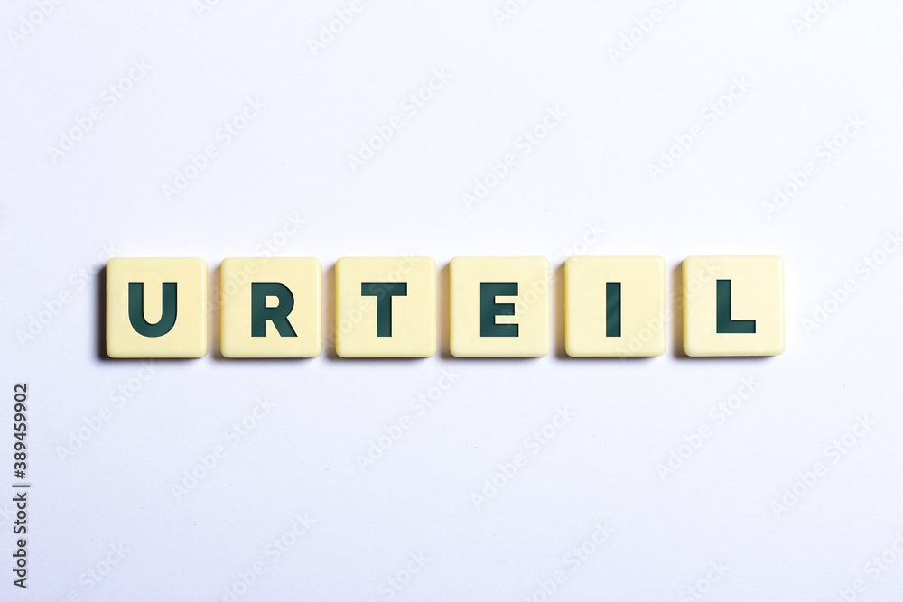 Das Wort Urteil in Buchstaben auf weißem Hintergrund Das Wort Urteil in Buchstaben auf weißem Hintergrund
