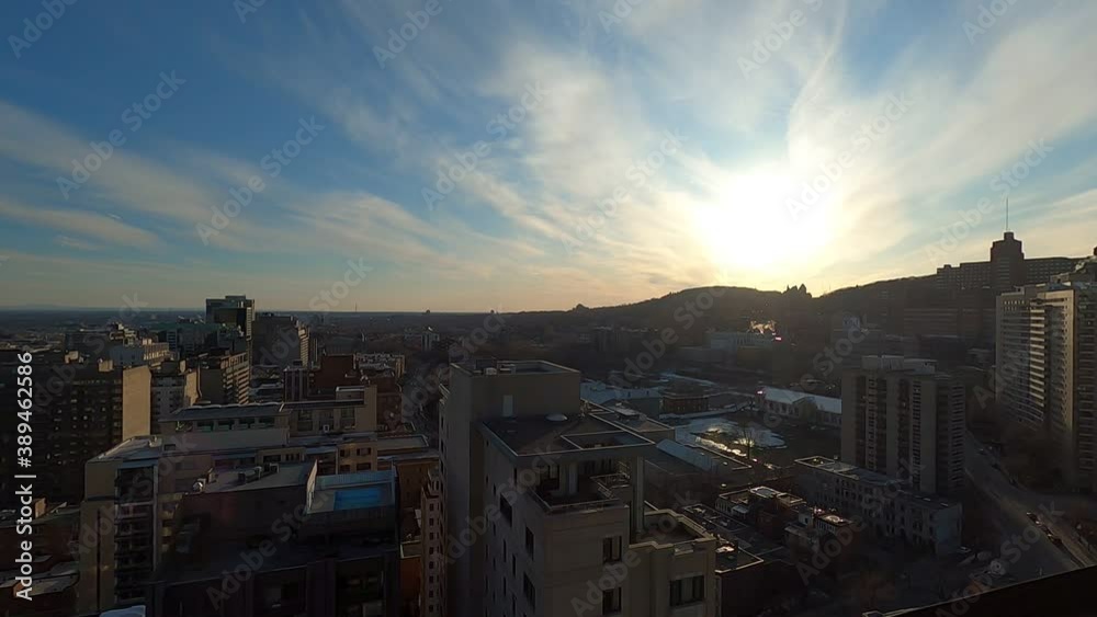 Time lapse d'un couché de soleil à Montréal avec une vue sur le Mont-Royal