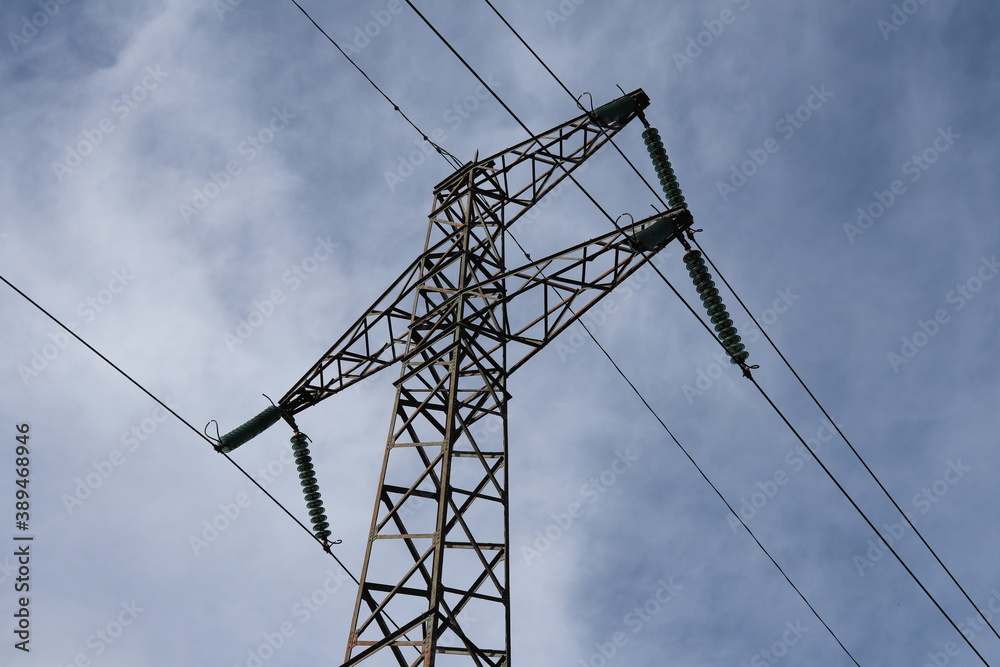 Pylône de ligne électrique haute tension, ville de Corbas, département du Rhône, France