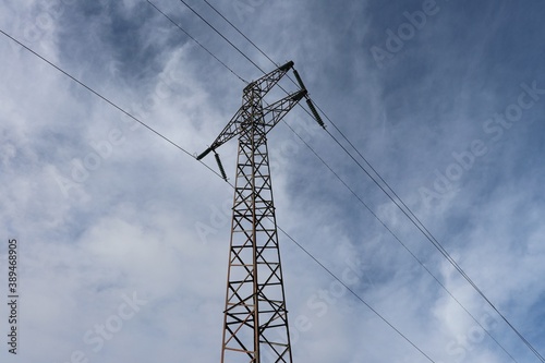 Pylône de ligne électrique haute tension, ville de Corbas, département du Rhône, France
