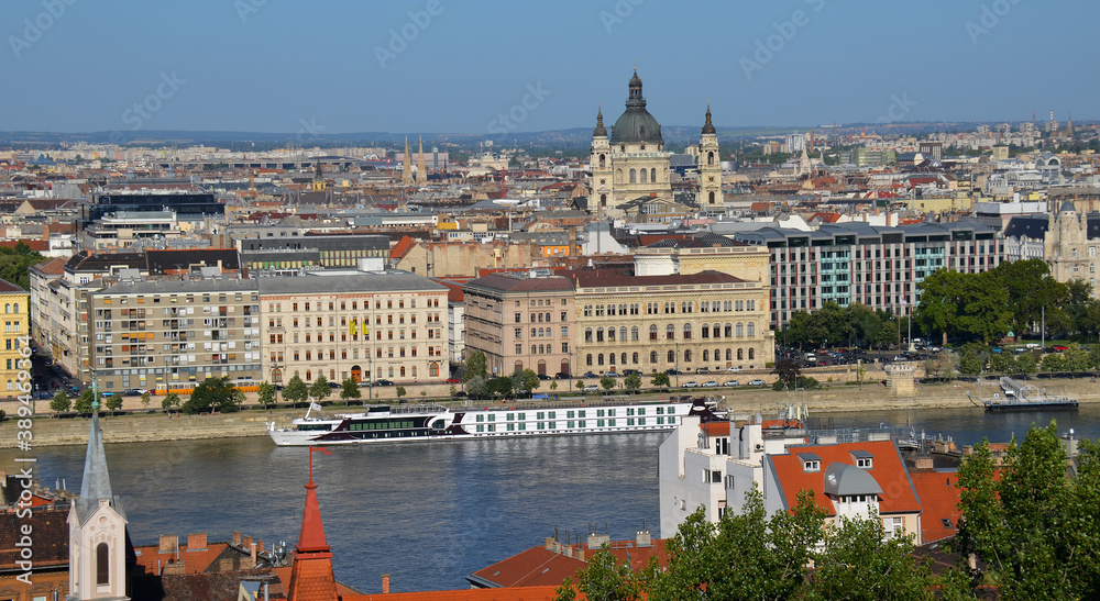 Vistas de la parte de Pest de la ciudad de Budapest con el Danubio cruzandola por la mitad y la basilica de San Esteban al fondo, Hungria