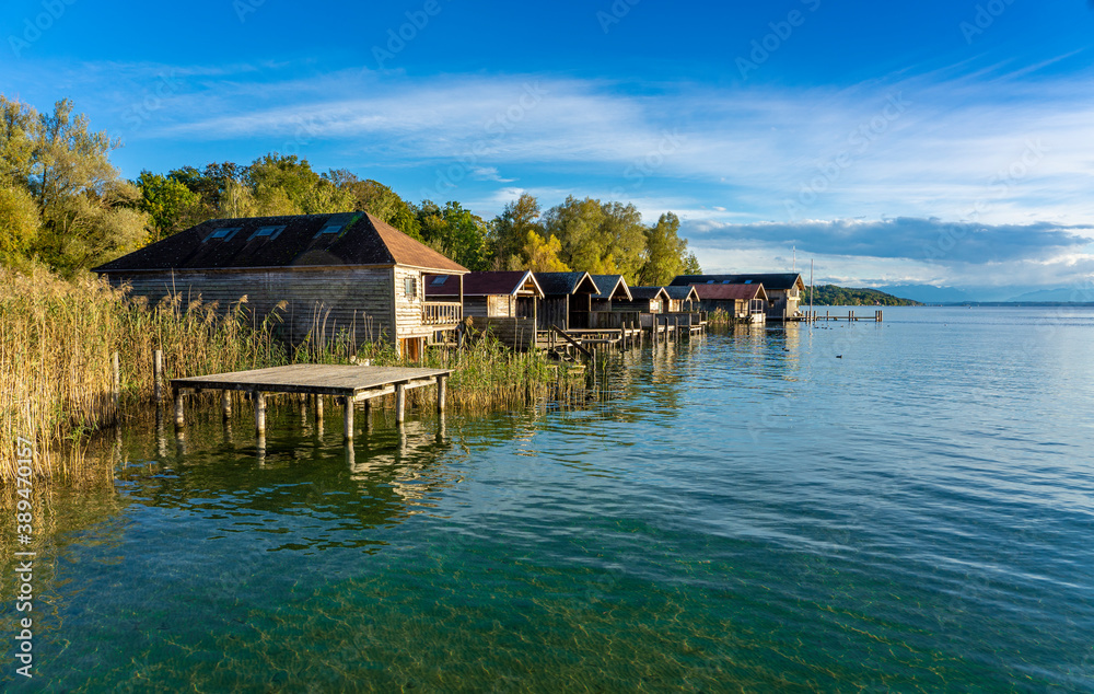 Schöne Abendstimmung am Starnberger See in Kempfenhausen / Percha mit hölzernen Bootshütten