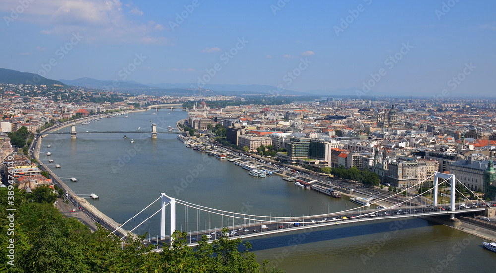 Vista de la ciudad de Budapest y el Danubio desde la colina de Buda
