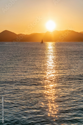 Coucher de soleil sur la baie de Cannes sur la C  te d Azur et sur les montagnes de l Est  rel