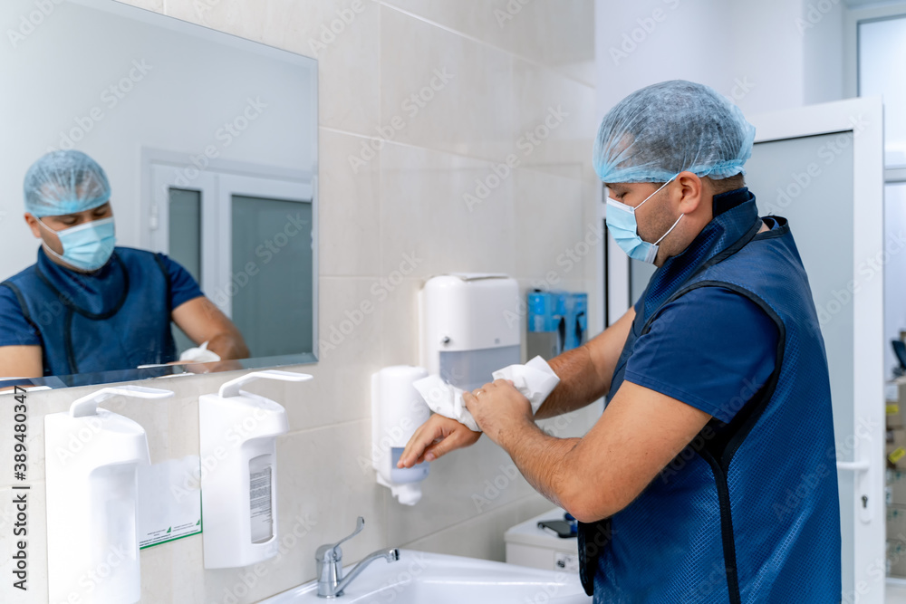 Obraz premium Surgeon is washing hands. Doctor washes hands. Hands disinfection before surgery. Closeup.