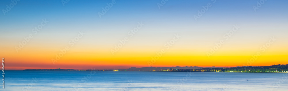 Fototapeta Nocny widok na ładne wybrzeże z pięknym zmierzchem z różowym odcieniem