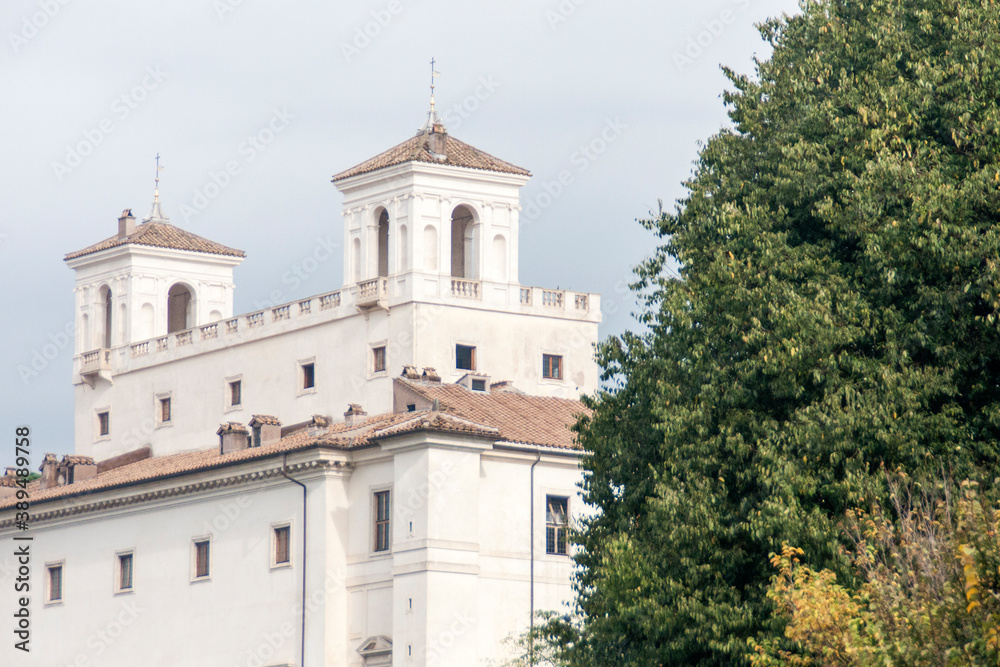 Catedral, iglesia, monumento o edificio con torre en la ciudad de Roma, pais de Italia