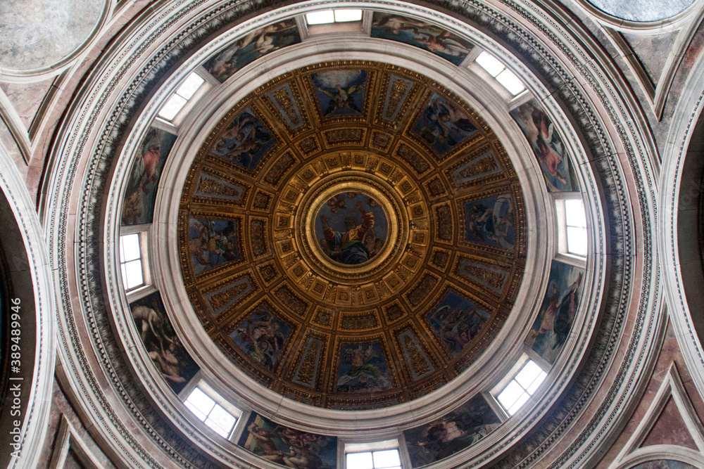 Cupula de la Basílica de Santa María del Popolon en la ciudad de Roma, pais de Italia