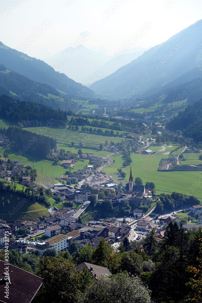 Blick von der Jaufenpass-Strasse über St. Leonhard