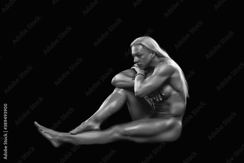 Naklejka premium muscular female against black background