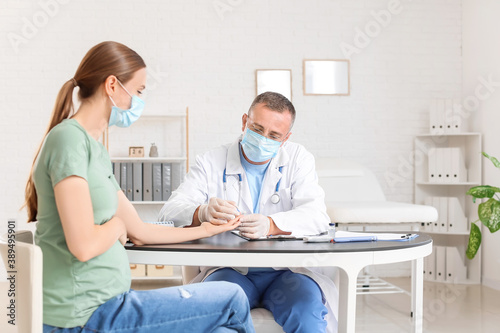 Pregnant woman in medical m...
