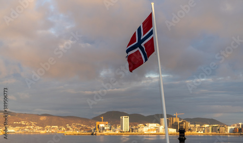 Flaga norweska, Norwegii, widok na Bodø z promu 