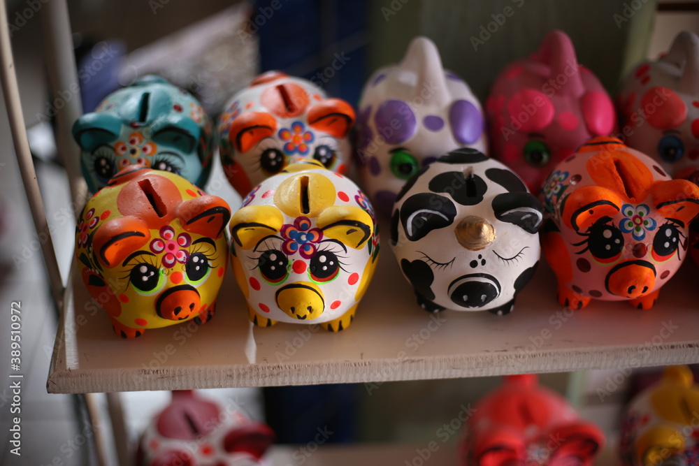 Alcancia de puerco mexico, Handpainted colorful pigs in Mexican market