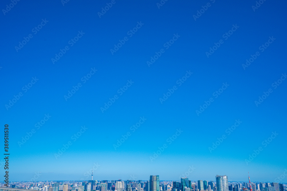 Fototapeta premium 空と高層ビル 背景素材