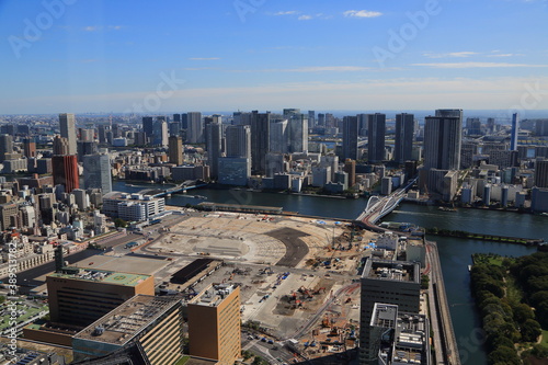 解体され再開発中の築地市場跡地と周辺の高層ビル群