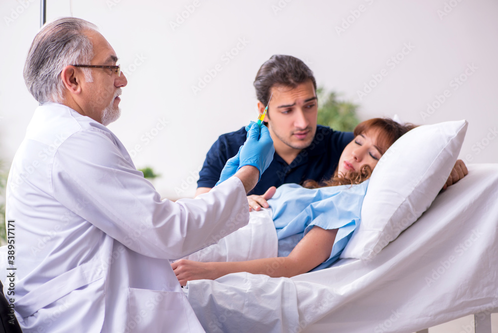 Obraz premium Young family at the hospital