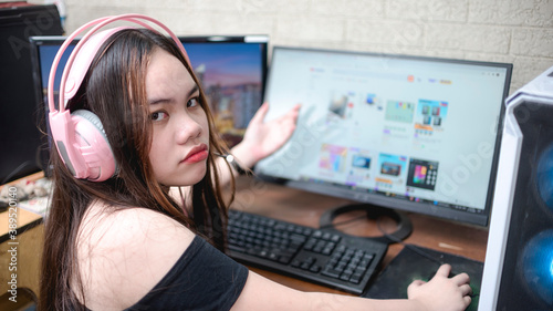 Cuadro en lienzo A spoiled teenager wearing a pink headset throws a fit for not getting the items she saw on the online shop