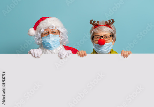 Santa Claus and reindeer in face masks during Covid-2019 © Konstantin Yuganov