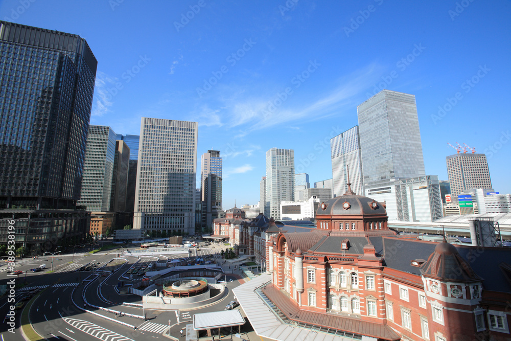 東京駅丸の内駅舎とオフィスビル