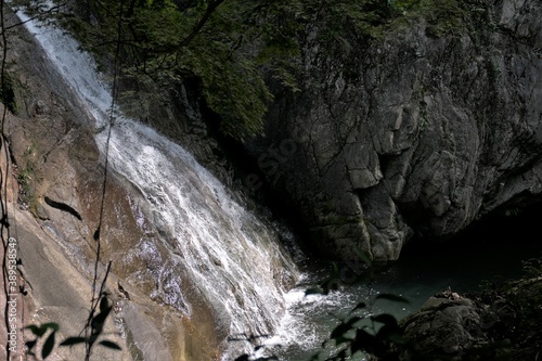 湧ヶ淵の中の滝 横構図 