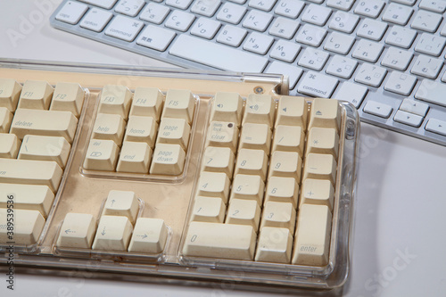 Foto 汚れて黄ばんだキーボード