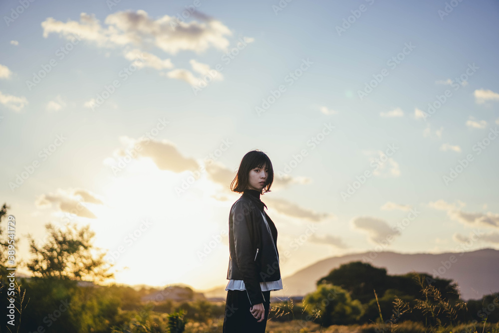 公園の光の中の女性 公園の光の中の女性