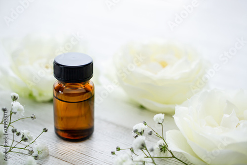アロマオイルと白い花 アロマセラピーイメージ