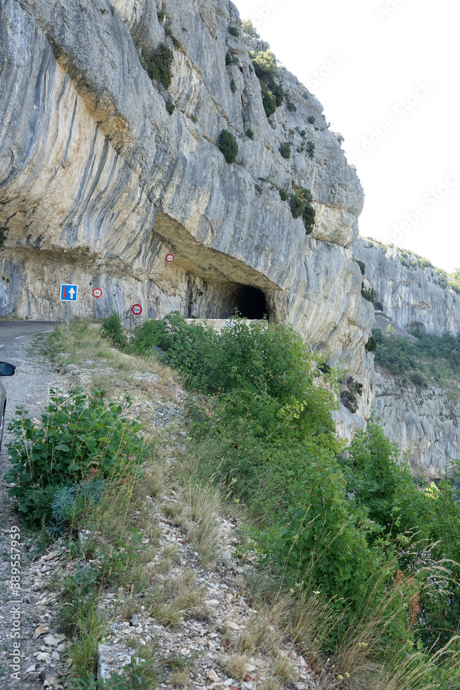 Strasse und Tunnel am Gorges de la Nesque