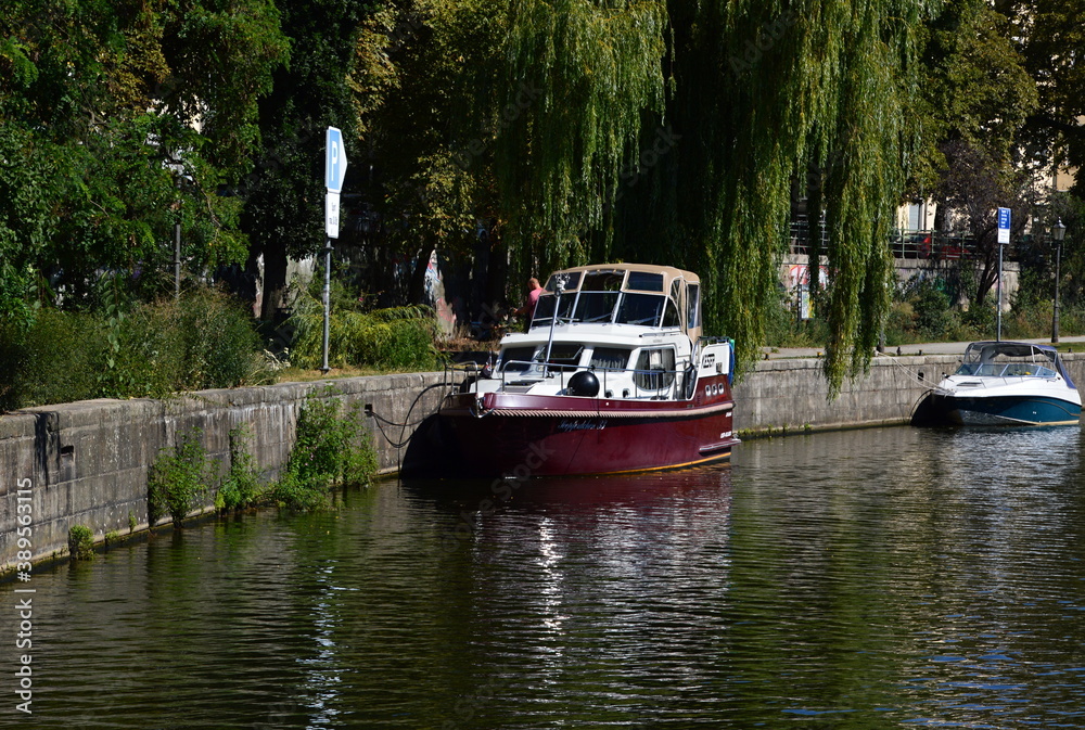 Naklejka premium Boot am Spreeufer, Moabit, Tiergarten, Berlin