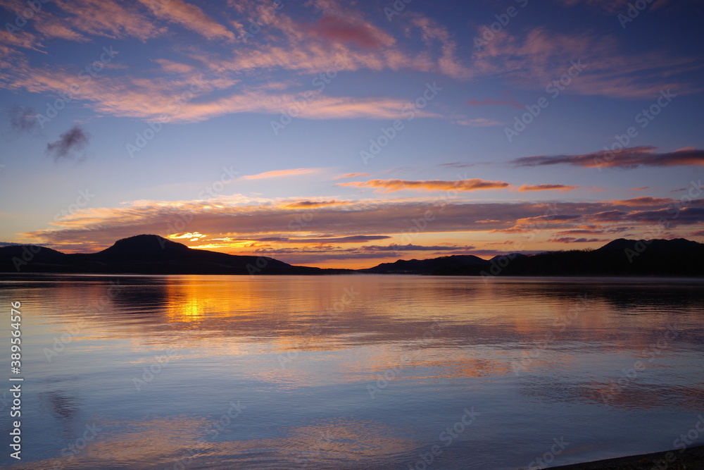 夜明けのカルデラ湖の風景。屈斜路湖、北海道、日本。