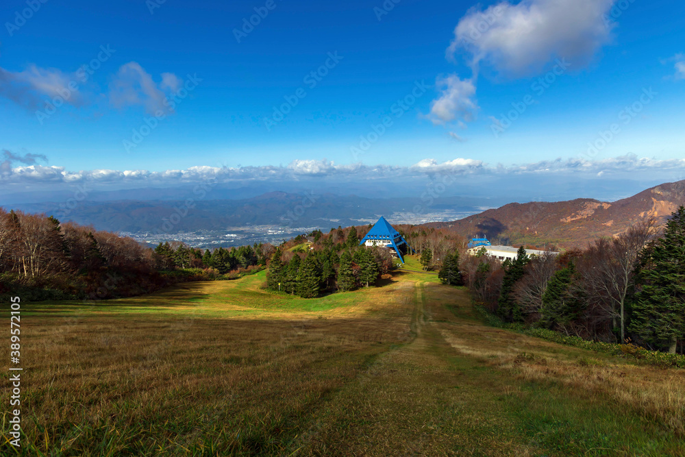 蔵王の樹氷高原から臨む山形盆地