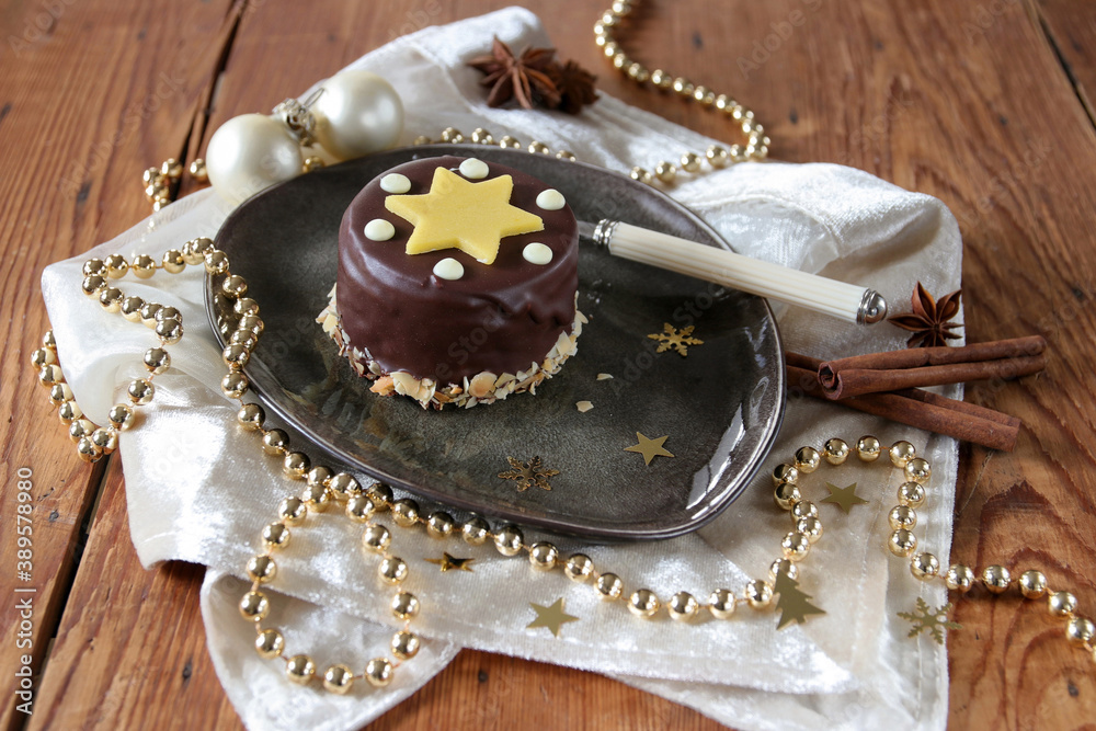 Φωτογραφία kleines törtchen mit marzipan stern in weihnachtlicher dekoration