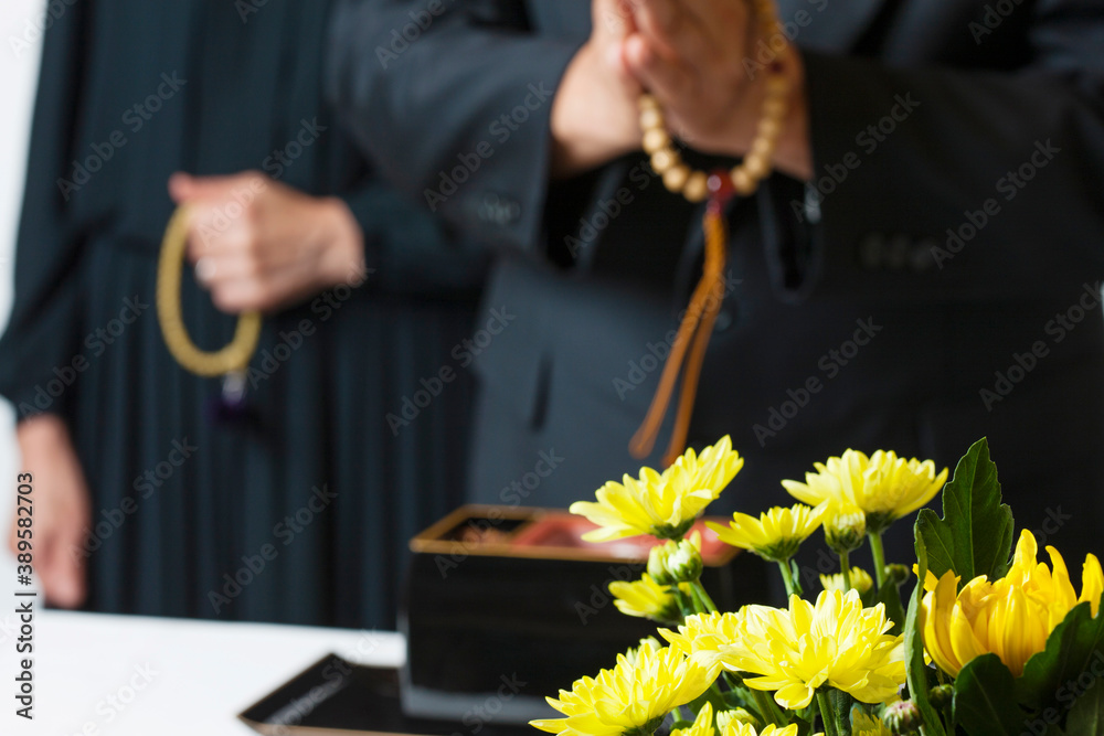 Obraz premium 焼香台の前で手を合わせる参列者