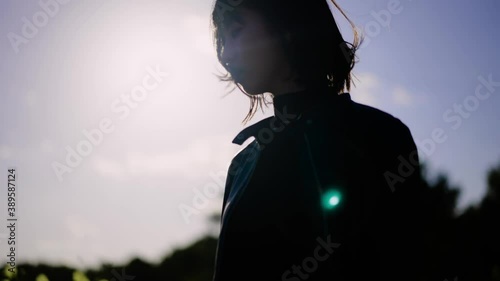 公園を散策する女性