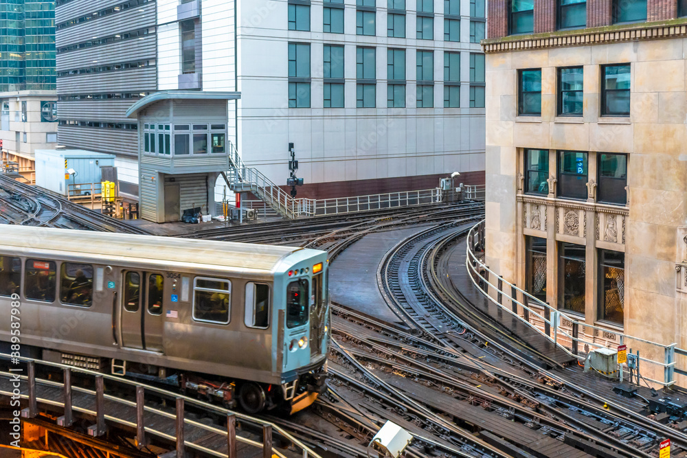 Obraz premium The loop long circuit of elevated rail that forms the hub of the Chicago 