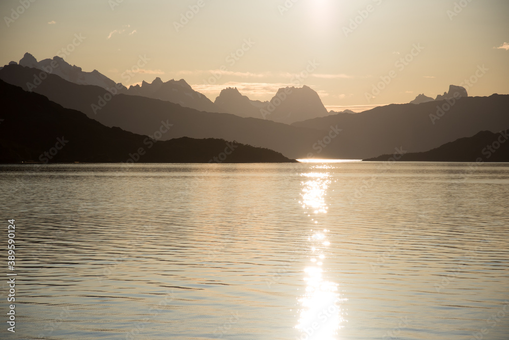 Lever de soleil sur la mer et les montagnes en Patagonie au Chili