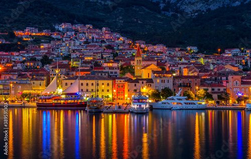 Fototapeta Naklejka Na Ścianę i Meble -  Night view of: Makarska, Croatia