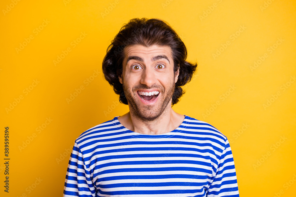 Obraz premium Portrait of astonished middle eastern crazy man look in camera shout wear nautical vest isolated over bright color background