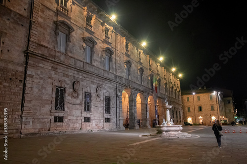 Fototapeta Naklejka Na Ścianę i Meble -  Night view of the Renaissance and medieval squares of Ascoli Piceno, Italy.